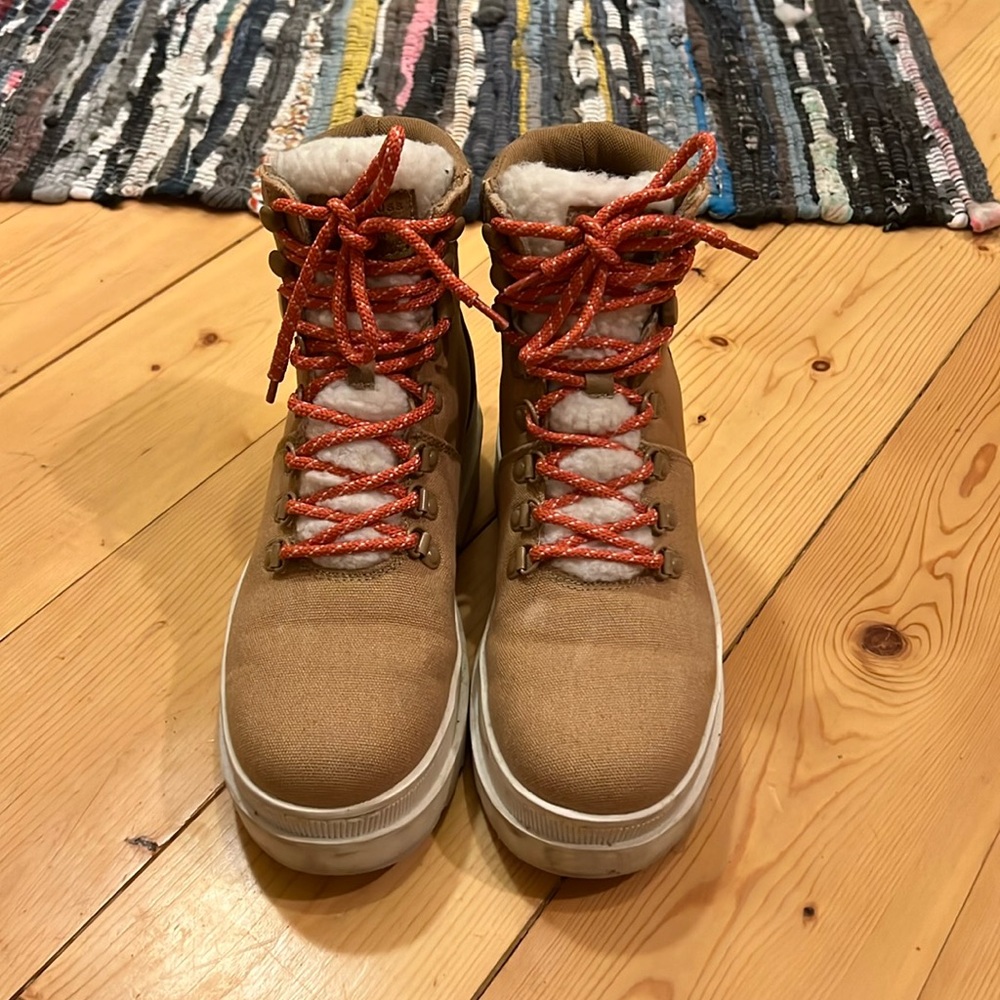 Levi’s Sherpa Boots size 7.5